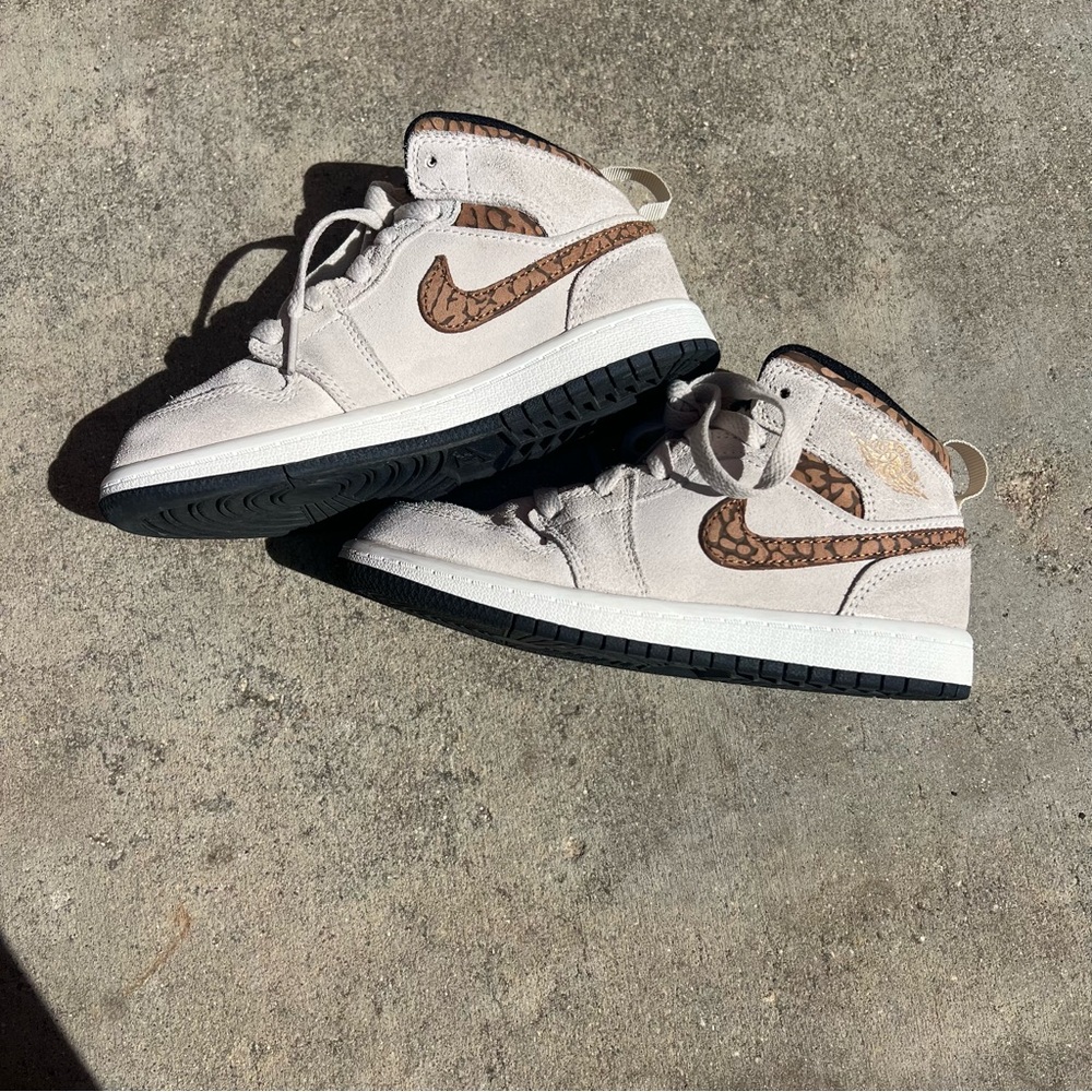 Air Jordan 1 Mid SE Sneakers Youth Kids 13 Shoes Brown Elephant DZ5370-102 - Picture 2 of 9
